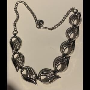 Vintage Elegant Silver Plate Leaf Design Necklace
